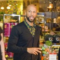 Common signs copies of his new book 'One Day It'll All Make Sense' | Picture 83105